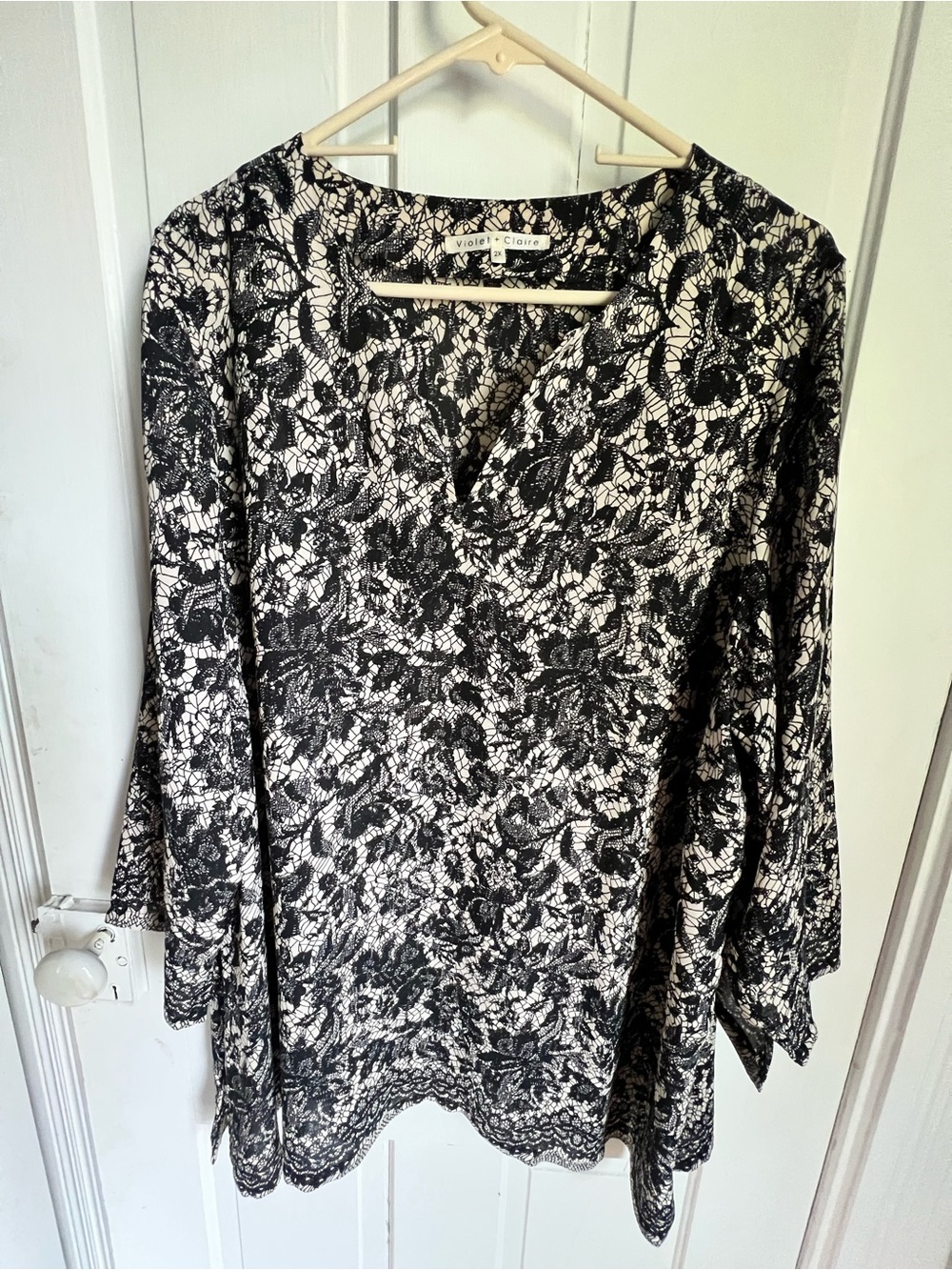 Violet & Claire Black & White Lace-Print V-Neck Blouse size 2XL